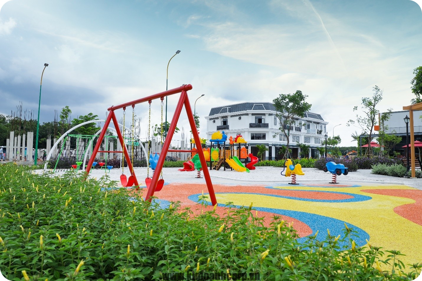 Dự án Richland Residence đã hoàn thiện hầu hết hạ tầng và tiện ích gồm công viên, khu vui chơi trẻ em, khu thể thao... đồng thời đã khởi công trường học trong nội khu