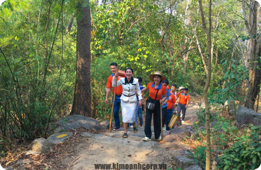 Đoàn thiện nguyện Kim Oanh Group hăng hái tham gia hành trình trải nghiệm leo núi Thị Vải.