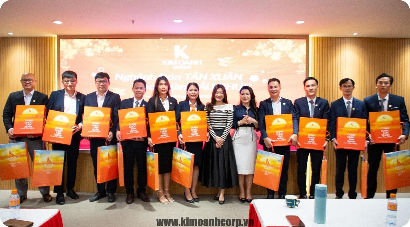 Đại diện Ban lãnh đạo Kim Oanh Group trao quà cho tập thể lãnh đạo và các cấp quản lý