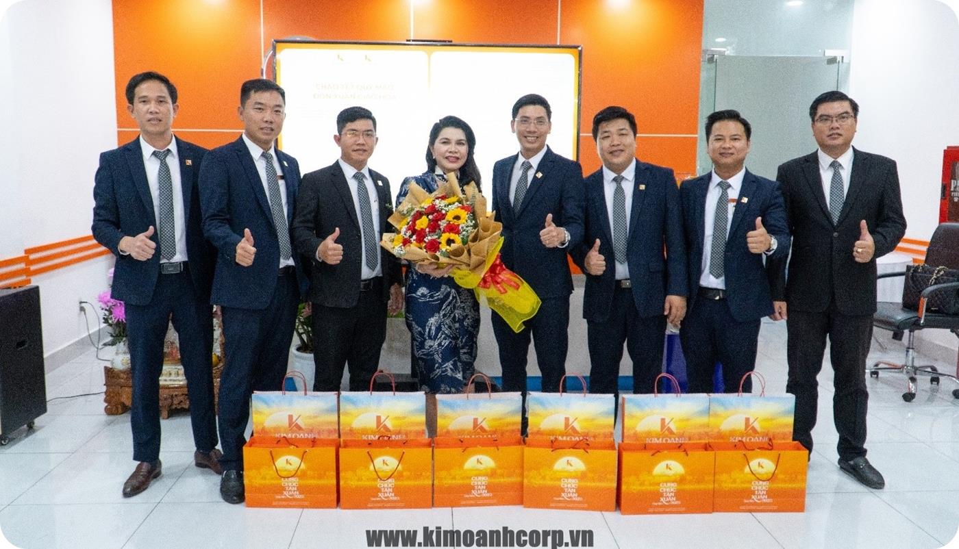 Bà Đặng Thị Kim Oanh – Chủ tịch HĐQT kiêm Tổng Giám đốc Tập đoàn trao quà cho các cấp quản lý chi nhánh Đồng Nai