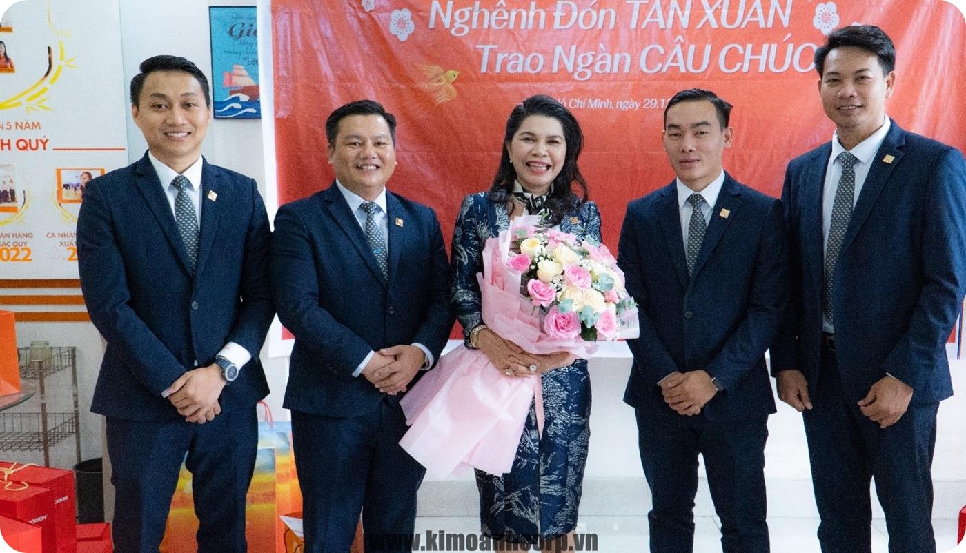 Chủ tịch Đặng Thị Kim Oanh rạng rỡ bên đóa hoa tươi thắm từ tập thể chi nhánh Đông Thành phố
