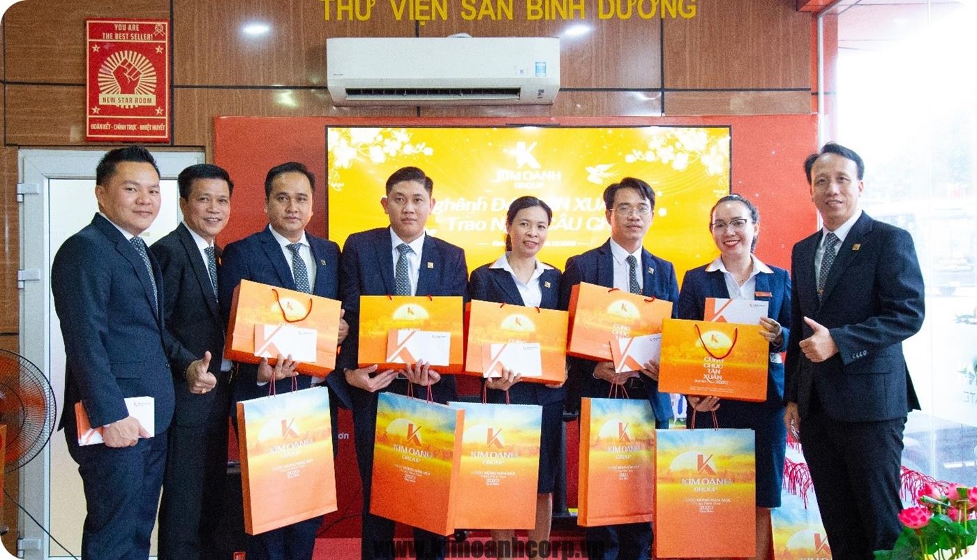 Ông Nguyễn Lương Thọ trao quà cho các cấp quản lý tại chi nhánh Bình Dương