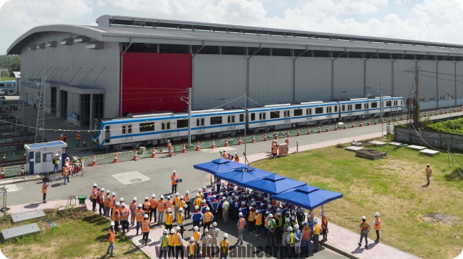Đoàn tàu metro số 1 (Bến Thành - Suối Tiên) được vận hành chạy thử nội bộ trên đường ray W1 trong Depot Long Bình (TP.Thủ Đức). Theo MAUR, đây là sự kiện đánh dấu thêm một cột mốc mới trong quá trình triển khai dự án.